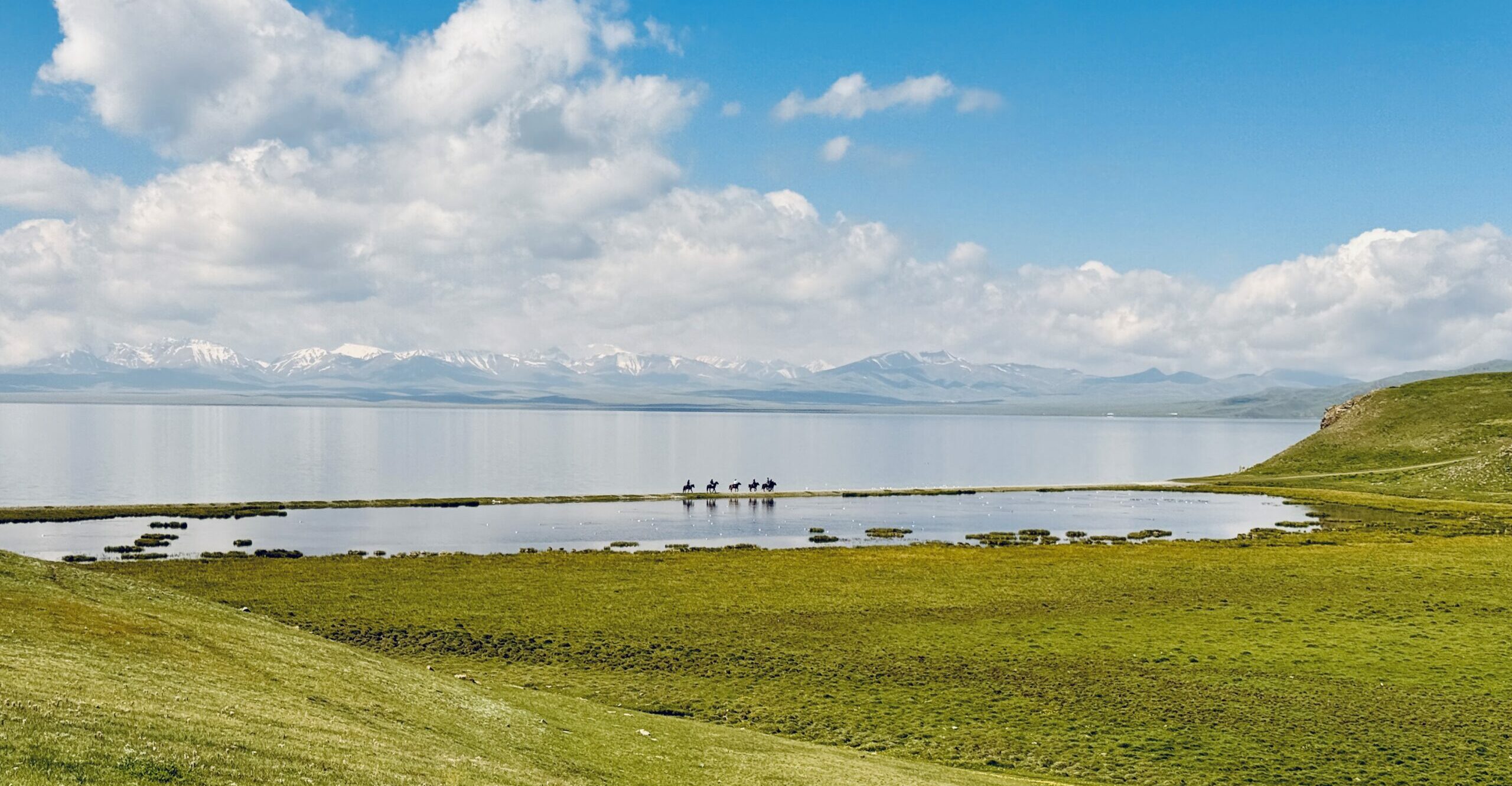 Vue sur le lac Song-Kul pendant le trek à cheval