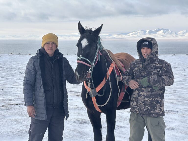 Tenue kirghize grand froid mise à disposition pour le trek hivernal