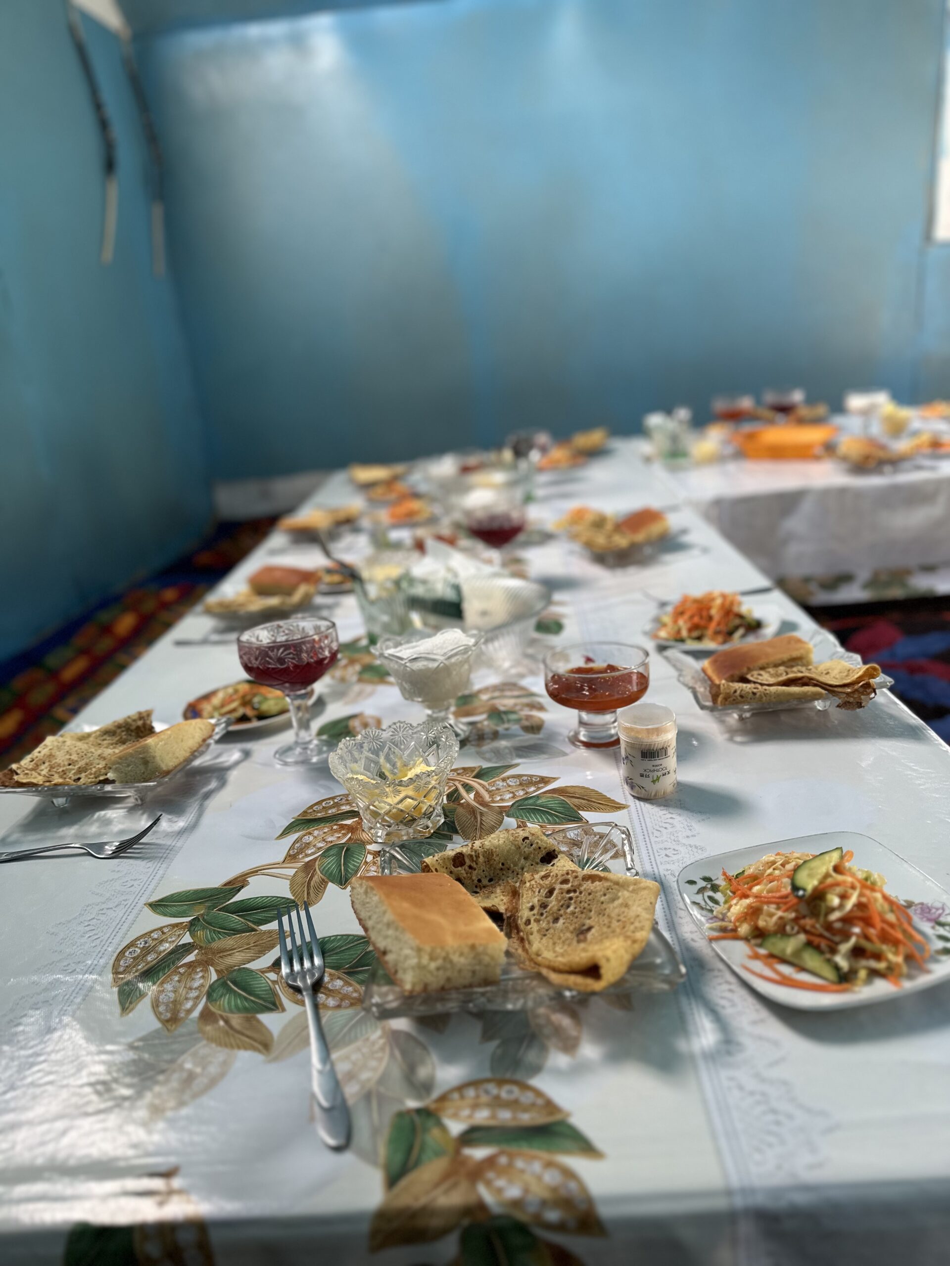Repas dans un camp de yourtes à Song-Kul