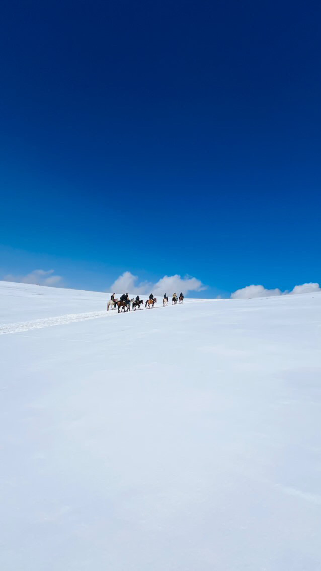 Lac Song Kul et montagnes recouverts de neige